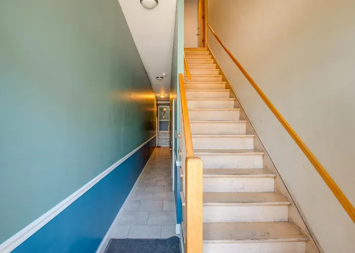 5 Mi To Midway: Walkable Apartment