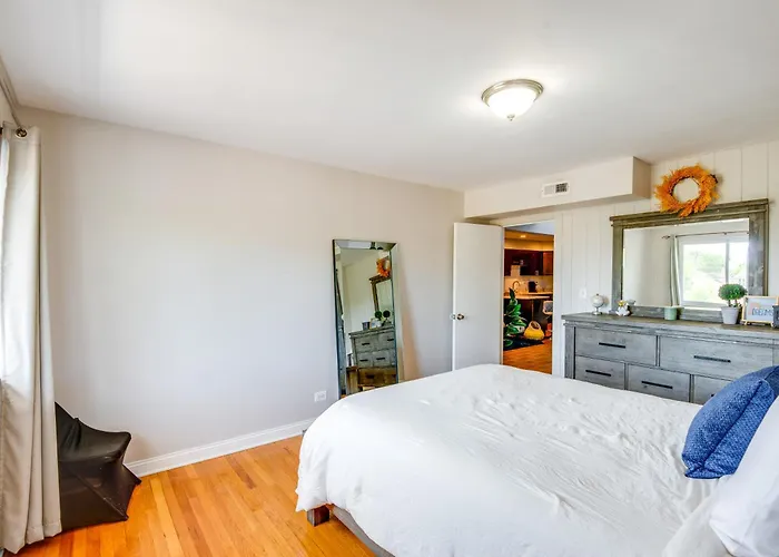 Apartment 5 Mi To Midway: Walkable
