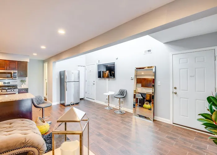 5 Mi To Midway: Walkable Apartment