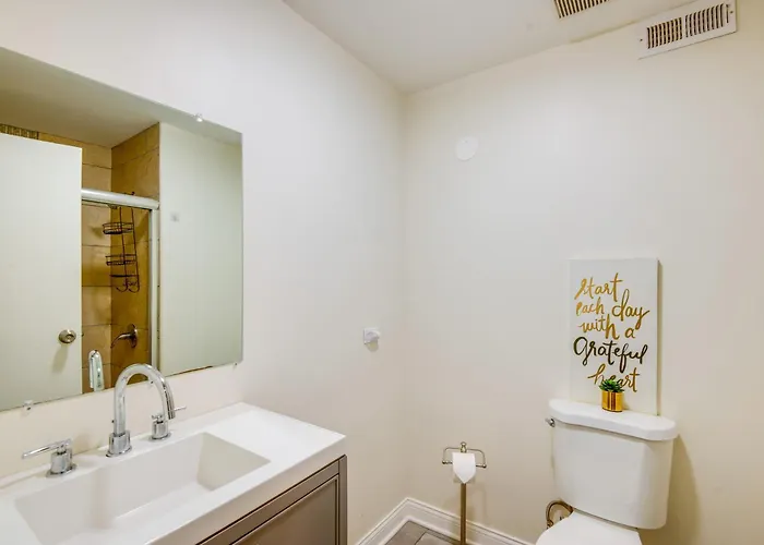 Apartment 5 Mi To Midway: Walkable *