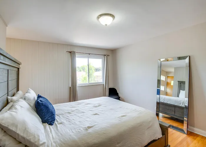 5 Mi To Midway: Walkable Apartment