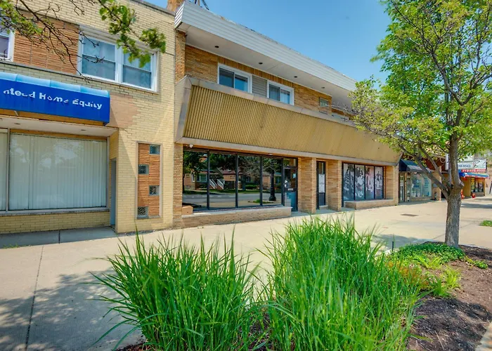 5 Mi To Midway: Walkable Apartment